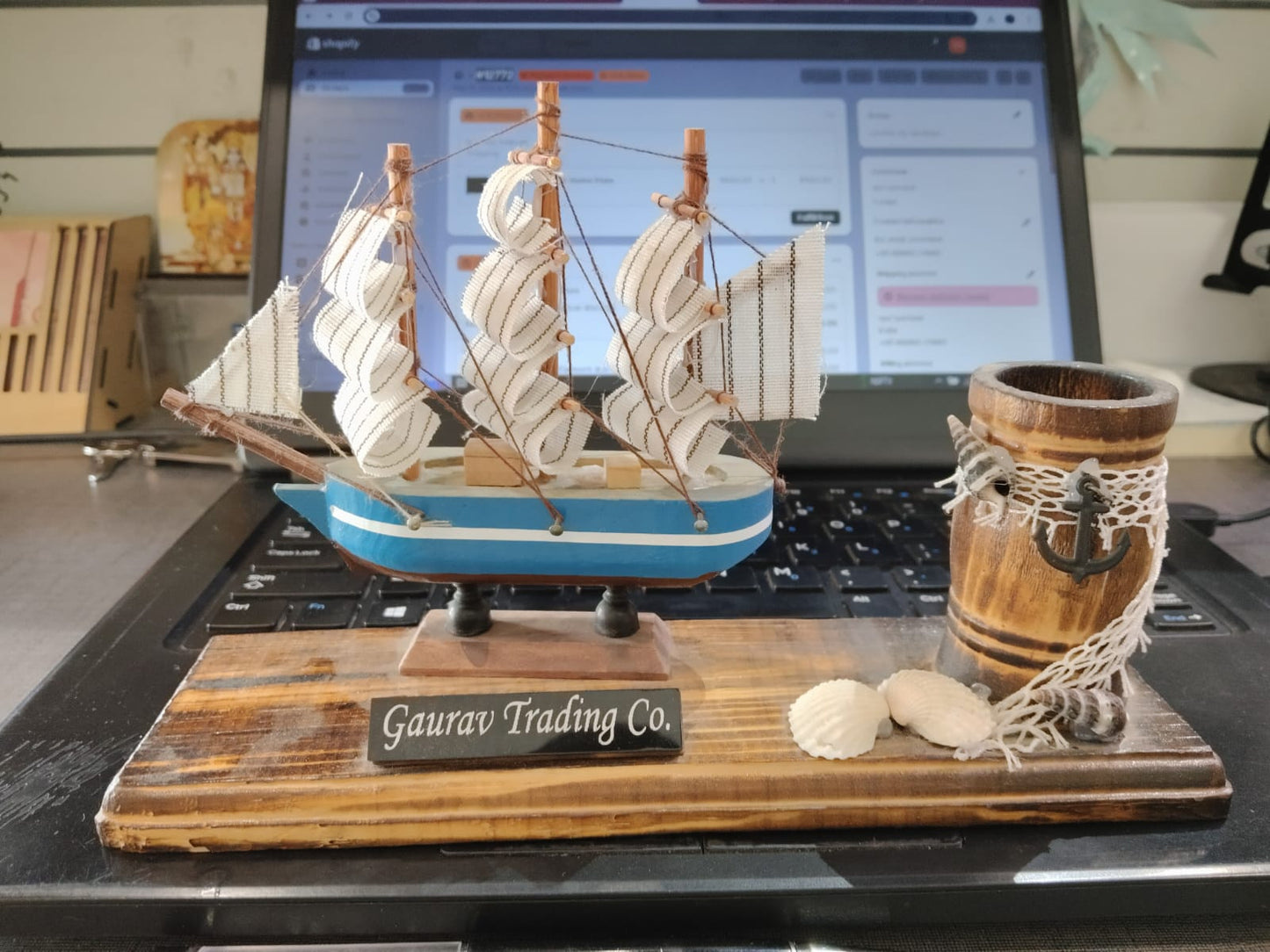 Customise pen stand with boat design